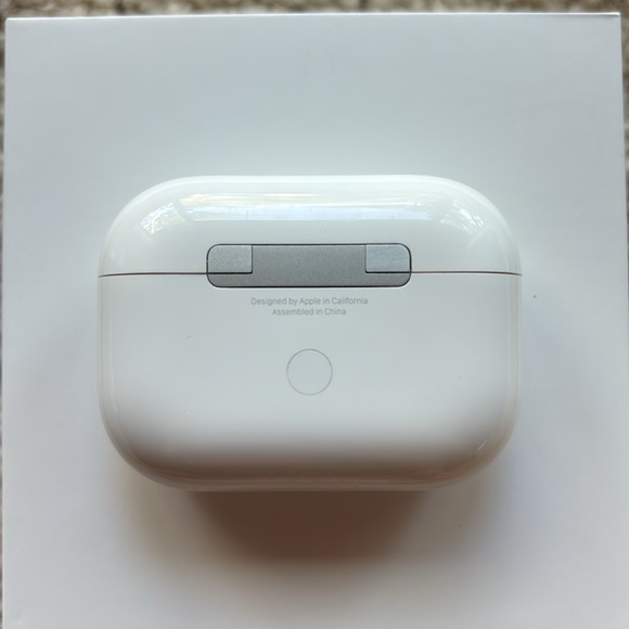 Apple AirPods Pro with Wireless Charging Case (1st Generation) - Picture 8 of 16